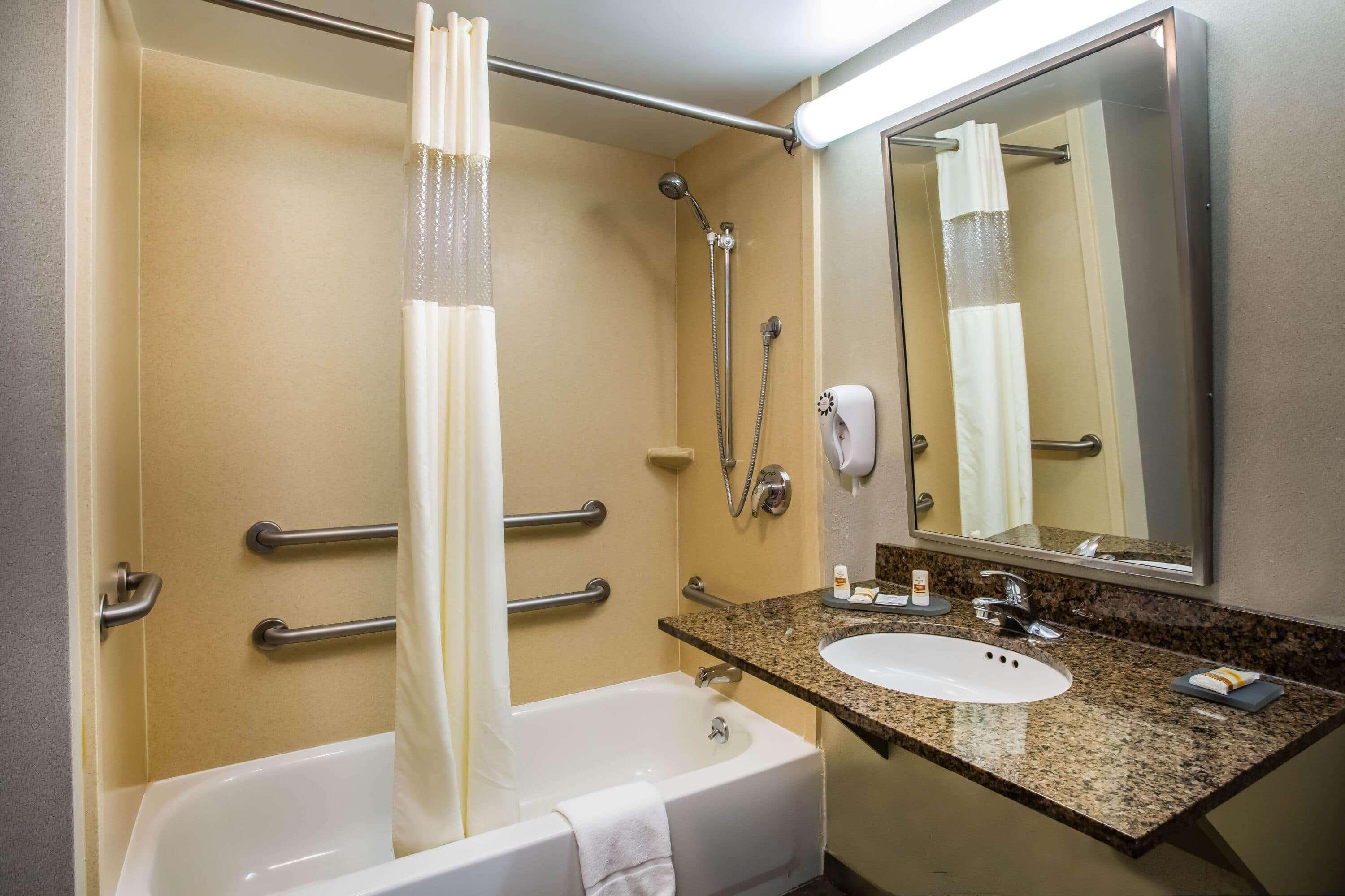 La Quinta By Wyndham Islip - Macarthur Airport Bohemia Exterior photo