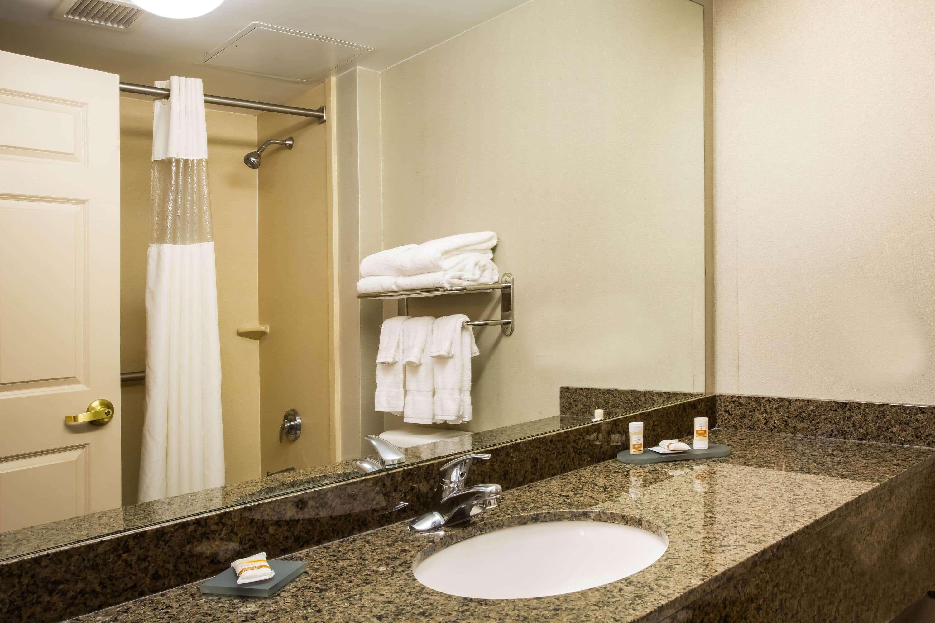 La Quinta By Wyndham Islip - Macarthur Airport Bohemia Exterior photo